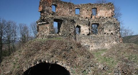 zřícenina hradu Cimburk u městečka Trnávka